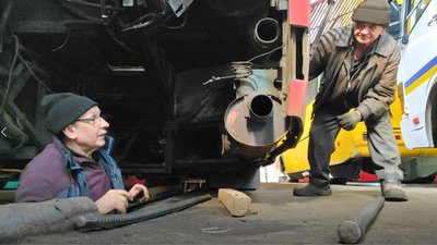 "Підриваються на мінах і повертаються знову": у Черкасах лагодять автобуси для ЗСУ