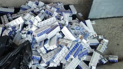 Понад 1,5 тисячі пачок сигарет викрили закарпатські митники в мікроавтобусі на кордоні Понад 1,5 тисячі пачок сигарет викрили закарпатські митники в мікроавтобусі на кордоні