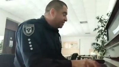 Співочий дільничний зіграв на фортепіано і написав пісню про вибори на Чернігівщині