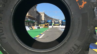 У Києві стартував чемпіонат України з перетягування вантажівок У Києві стартував чемпіонат України з перетягування вантажівок