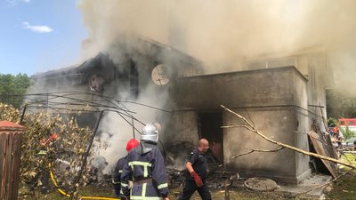 Рятувальники гасять пожежу