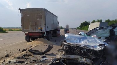 На трасі Київ-Одеса легковик зіткнувся з вантажівкою: одна людина загинула