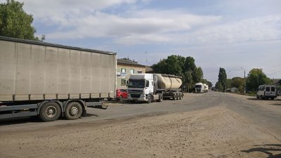 На Миколаївщині люди перекрили трасу. Вимагають звернути увагу на стан доріг На Миколаївщині люди перекрили трасу. Вимагають звернути увагу на стан доріг
