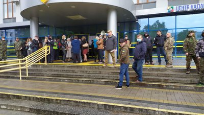 У Рівному під облрадою мітингують проти міністра Авакова У Рівному під облрадою мітингують проти міністра Авакова