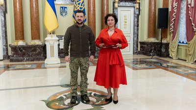 Відтепер заслужена вчителька України Майя Івасюнько.