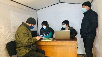 На Вінниччині волонтери допомагатимуть згенерувати COVID-сертифікати у застосунку "Дія" На Вінниччині волонтери допомагатимуть згенерувати COVID-сертифікати у застосунку "Дія"