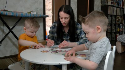 Марія Шкулета із всиновленими дітьми