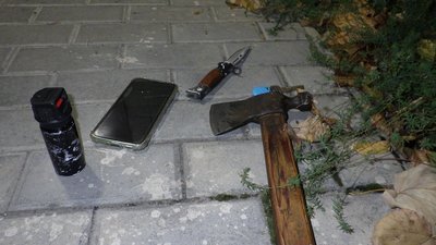 сокира, ніж, газовий балончик