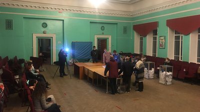 На виборчій дільниці розпочали підрахунок голосів