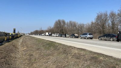 Евакуаційна колона з маріупольцями застрягла біля Василівки