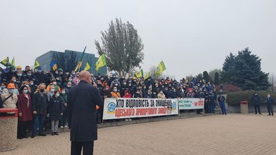 На Одещині працівники припортового заводу вийшли на мітинг