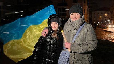 Учасниці автопробігу Оксана Кормиш з дочкою. Листопад 2023. Тернопіль Учасниці автопробігу Оксана Кормиш з дочкою. Листопад 2023. Тернопіль