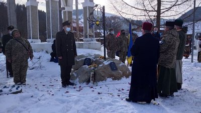 До Дня Соборності. На Франківщині бійцям передали два дзвони пам'яті з комплексу "На горі Карачун" До Дня Соборності. На Франківщині бійцям передали два дзвони пам'яті з комплексу "На горі Карачун"