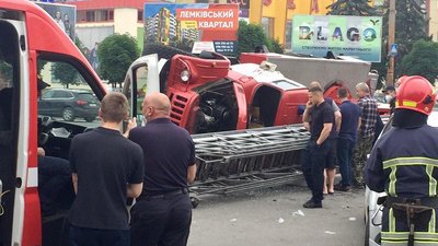 У Франківську перекинулося пожежне авто