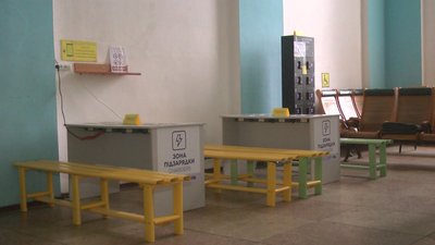 У Пункті незламності можна підзарядити гаджети на столах та у спеціальній шафі, жовтень 2023, Хмельницький.