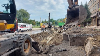 На місці ракетного удару РФ по Харкову працюють комунальники: пошкоджена теплотраса На місці ракетного удару РФ по Харкову працюють комунальники: пошкоджена теплотраса