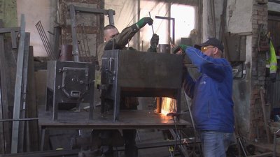 Щодня працює у майстерні: вінничанин виготовляє буржуйки для захисників