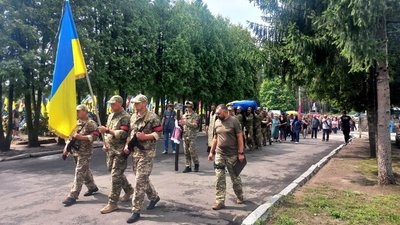 У Сумах попрощалися із двома воїнами ЗСУ У Сумах попрощалися із двома воїнами ЗСУ