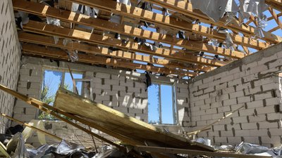 "Вилітали двері, балкони, скло з вікон": що розповіли очевидці обстрілу Херсона "Вилітали двері, балкони, скло з вікон": що розповіли очевидці обстрілу Херсона
