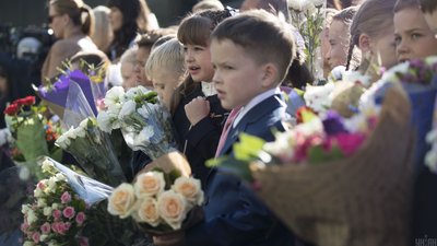 Закарпатські школи хочуть відмовитися від квітів на 1 вересня на користь лікування Павлика Мотички