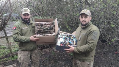 "Немає кому працювати, а попит щодня збільшується": вінничанки шиють плащі і каремати для оборонців "Немає кому працювати, а попит щодня збільшується": вінничанки шиють плащі і каремати для оборонців