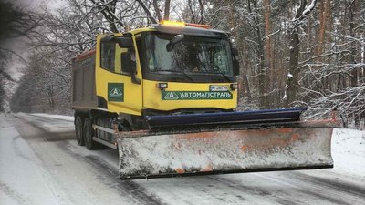 На Київщини автодороги обробляють від ожеледиці