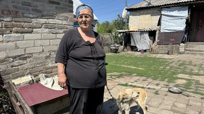 Раїса біля свого пошкодженого будинку в Сергіївці
