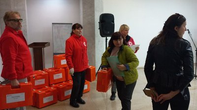 Червоний Хрест передав аптечки для сумських шкіл
