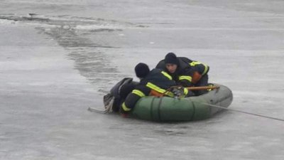 Провалився під лід: у Вінниці з річки витягнули чоловіка