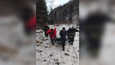 Зірвався зі скелястого берега. На Прикарпатті у річці Прут втопився чоловік Зірвався зі скелястого берега. На Прикарпатті у річці Прут втопився чоловік