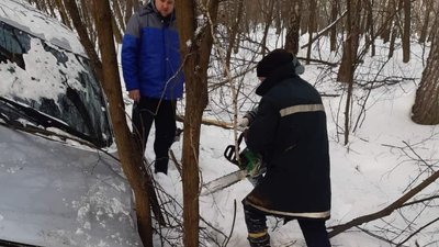 На Чернігівщині зіткнулись дві «дев'ятки»: одного з водіїв деблоковували рятувальники На Чернігівщині зіткнулись дві «дев'ятки»: одного з водіїв деблоковували рятувальники