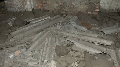 Підкладають ганчірки і підставляють відра: мешканці пошкодженого обстрілом будинку у Харкові чекають на ремонт Підкладають ганчірки і підставляють відра: мешканці пошкодженого обстрілом будинку у Харкові чекають на ремонт