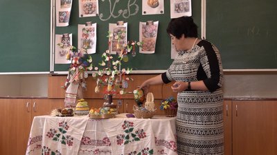 У селі на Черкащині для переселенців проводять безплатні майстер-класи з писанкарства У селі на Черкащині для переселенців проводять безплатні майстер-класи з писанкарства