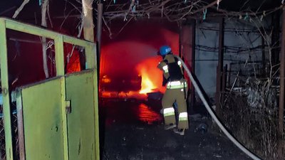 Миколаївські вогнеборці загасили три пожежі, спричинені російськими обстрілами Миколаївські вогнеборці загасили три пожежі, спричинені російськими обстрілами