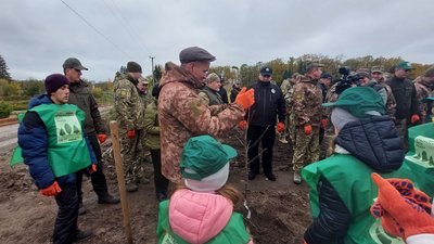 У Сумському районі правоохоронці та військові разом з дітьми висадили 140 яблунь У Сумському районі правоохоронці та військові разом з дітьми висадили 140 яблунь