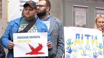 У Дніпрі переселенці вийшли на акцію протесту проти фіктивних референдумів РФ на окупованих територіях У Дніпрі переселенці вийшли на акцію протесту проти фіктивних референдумів РФ на окупованих територіях