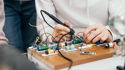 Студенти УКД з акумуляторів електронних сигарет роблять павербанки для ЗСУ Студенти УКД з акумуляторів електронних сигарет роблять павербанки для ЗСУ