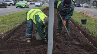 Працівники КП "Харківзеленбуд" садять квіти