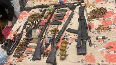 У селищі Чабани Київської області правоохоронці виявили у приватному будинку арсенал зброї