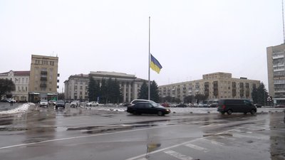 У Житомирі на Соборному майдані через погодні умови тимчасово приспустили прапор У Житомирі на Соборному майдані через погодні умови тимчасово приспустили прапор