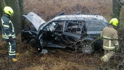 ДТП на Рівненщині: авто застрягло між деревами, водія довелось деблокувати