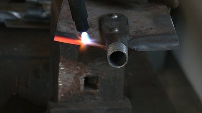 Майстер з Івано-Франківщини виготовляє саперні лопатки для воїнів на передову Майстер з Івано-Франківщини виготовляє саперні лопатки для воїнів на передову