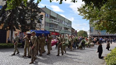 На Закарпатті попрощалися із полеглим воїном Максимом Алексеєнком