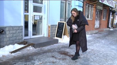 "Взяли ідею у львів'ян". В Охтирці на Сумщині власники кав’ярень посипають тротуар кавовою гущею