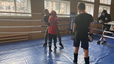 Учасники клубу боксу на Полтавщині, відкриття якого ініціював переселенець, готуються до змагань Учасники клубу боксу на Полтавщині, відкриття якого ініціював переселенець, готуються до змагань