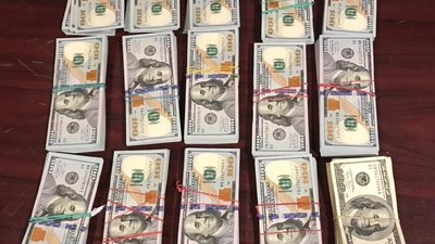 Чоловік намагався вивезти з окупованої території понад 4 мільйони гривень Чоловік намагався вивезти з окупованої території понад 4 мільйони гривень