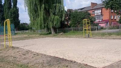 Майданчик для гри у волейбол на стадіоні "Локомотив" - ініціатива мешканців, підтримана комунальним підприємством. Майданчик для гри у волейбол на стадіоні "Локомотив" - ініціатива мешканців, підтримана комунальним підприємством.