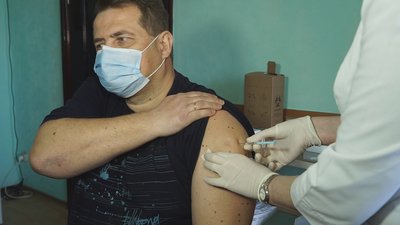 Вінницьких рятувальників почали вакцинувати американською вакциною Pfizer Вінницьких рятувальників почали вакцинувати американською вакциною Pfizer