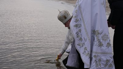 Митрополит Черкаський і Чигиринський Іоан проводить освячення води у Дніпрі, 6 січня 2024 року