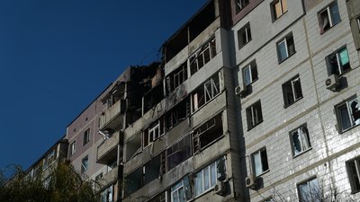 Мешканці пошкодженої дев'ятиповерхівки розказали про обстріл